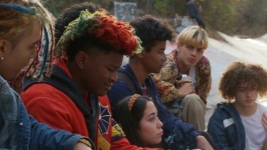 Street Flame Following the death of their friend, a crew of skaters and motley street teens imagine their own rituals to commemorate her on their own terms.<br /><...